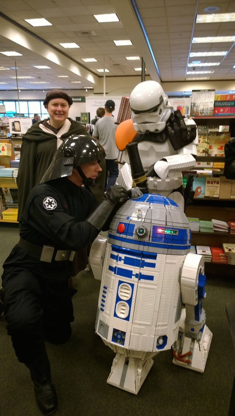 Illustration for article titled ​Behold the world's first full-size, functional Lego R2-D2